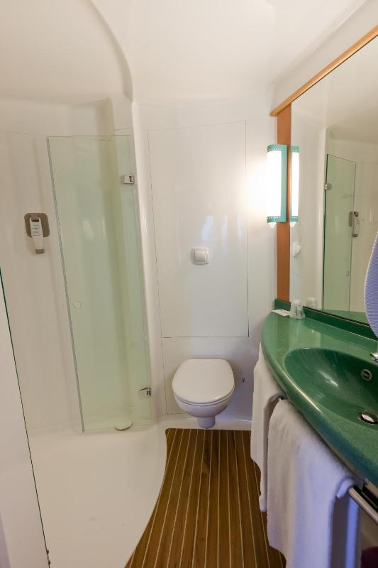 Standard Double Room image 3