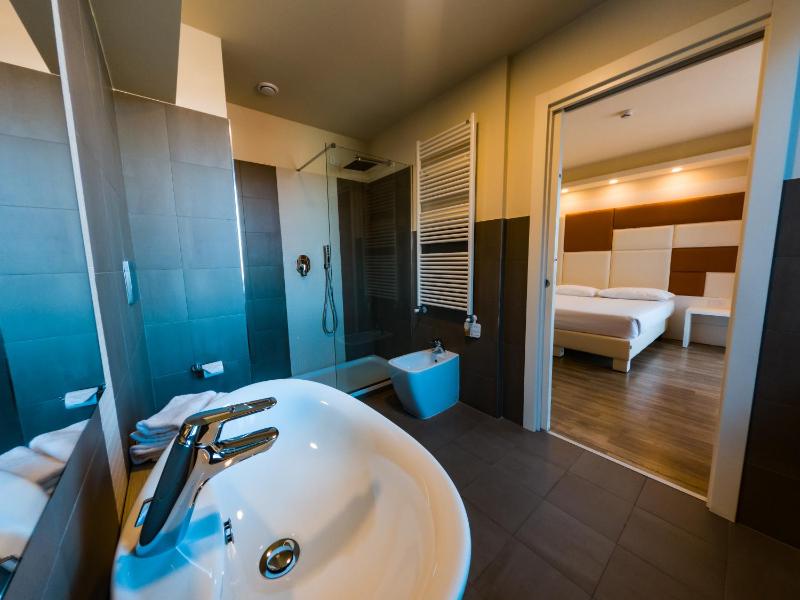Standard Single Room image 2