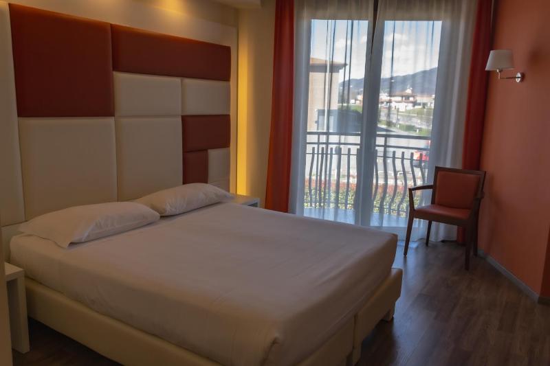 Standard Queen Room image 3