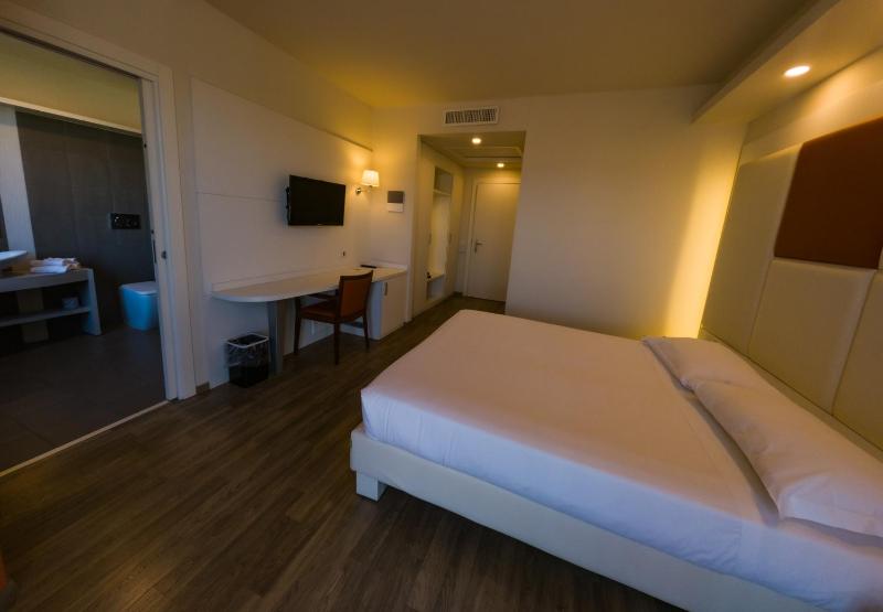 Standard Queen Room image 4