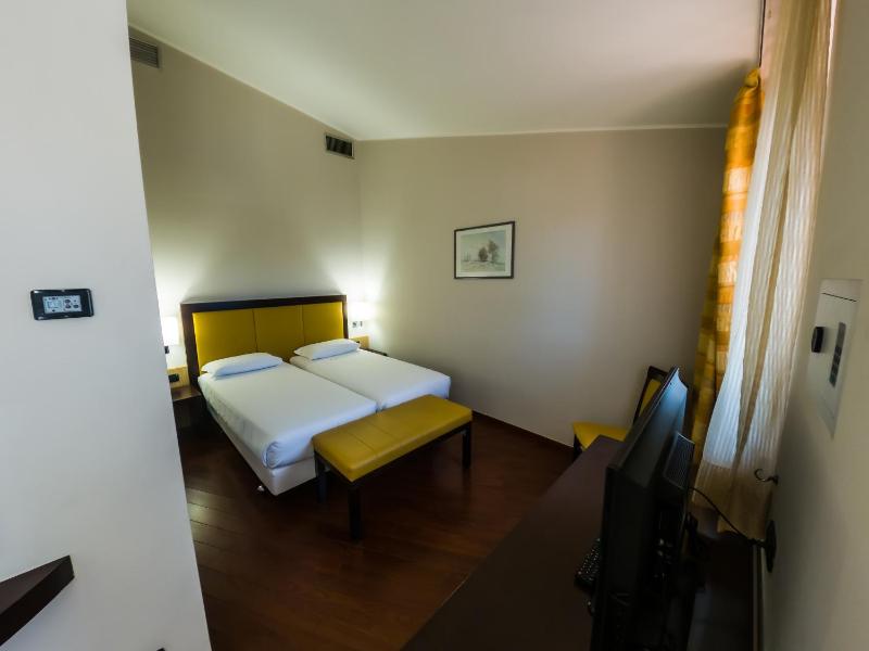 Standard Queen Room with Single Bed image 4