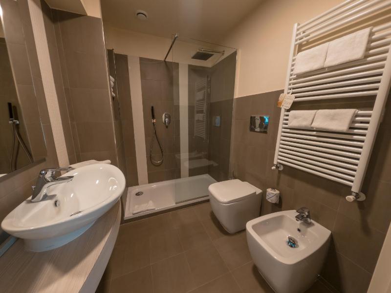 Standard Queen Room with Single Bed image 2