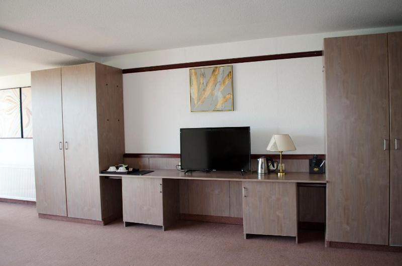 Family Room image 3