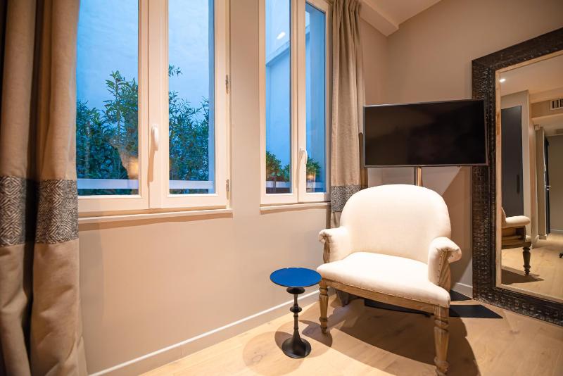 Deluxe Studio image 4