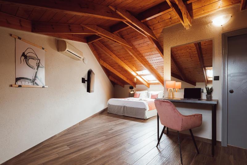 Executive Attic image 2