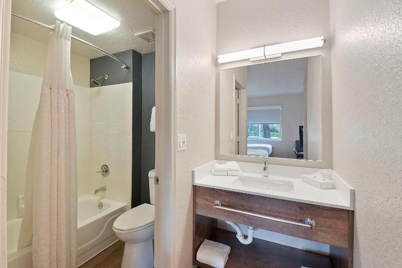 Deluxe Studio with 2 Double Beds - Non-Smoking image 3
