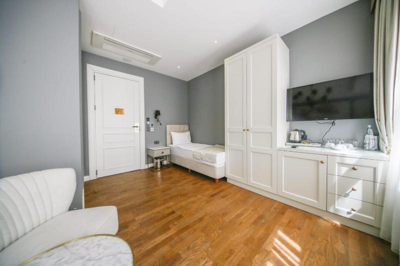 Standard Triple Room image 4