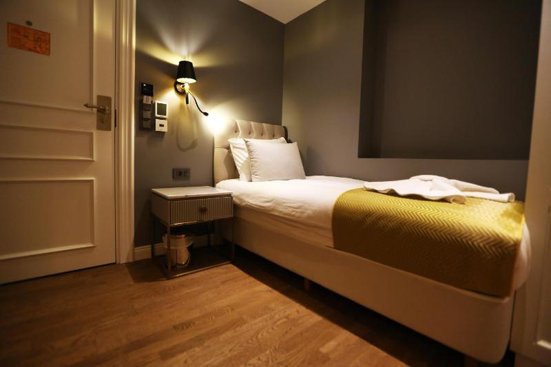 Standard Triple Room image 3