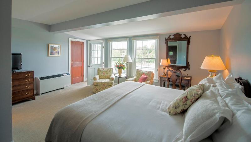 Standard King Room image 4