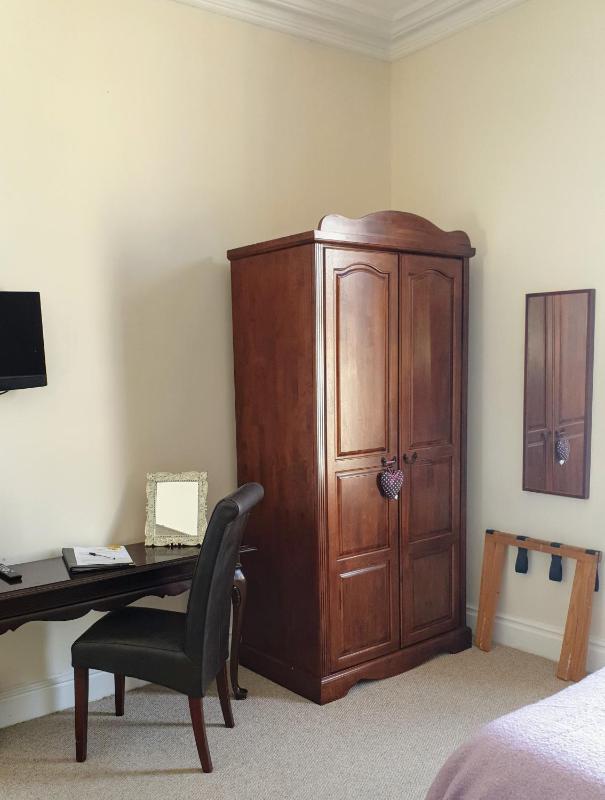 Twin Room image 3