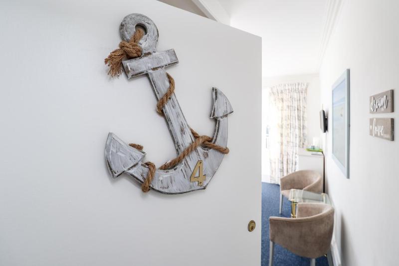Deluxe Double or Twin Room with Sea View and balcony image 4