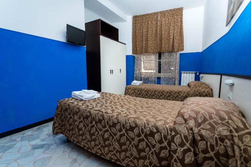 Twin Room image 4