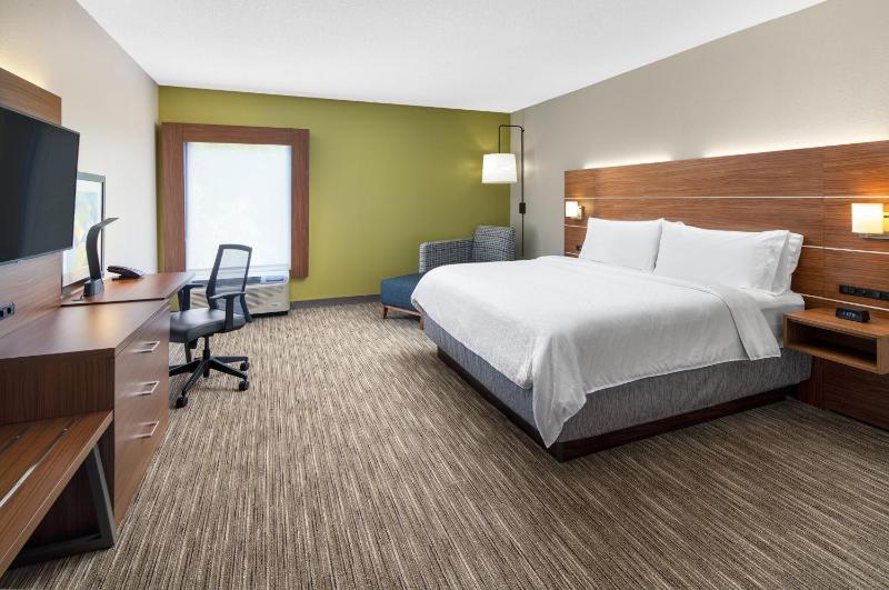 Standard King Room image 3