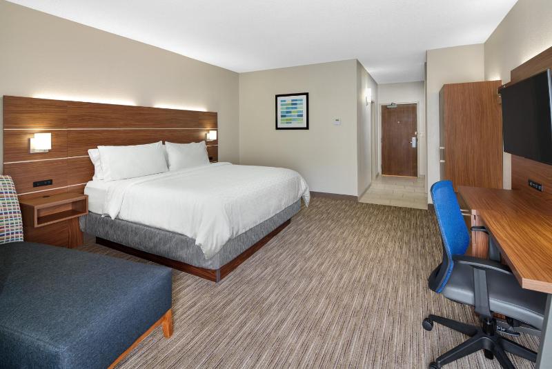Standard King Room image 2