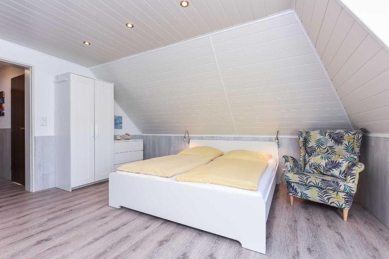 Double Room with Bathroom image 2