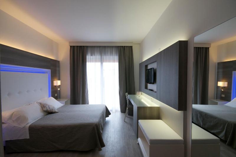 Deluxe Triple Room image 3