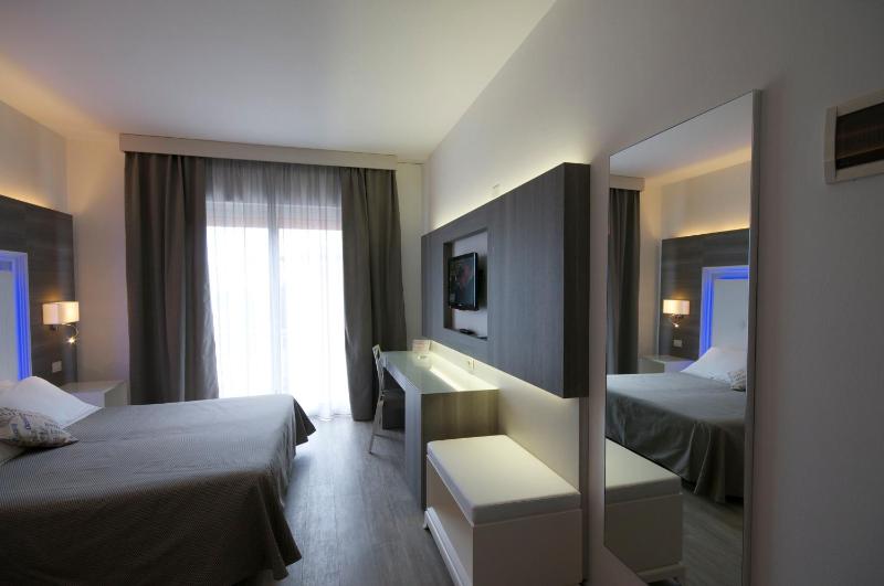 Deluxe Triple Room image 4