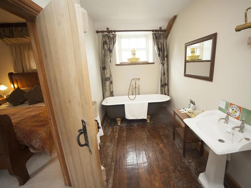 Deluxe Triple Room image 3