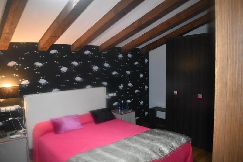 Large Single Room image 1