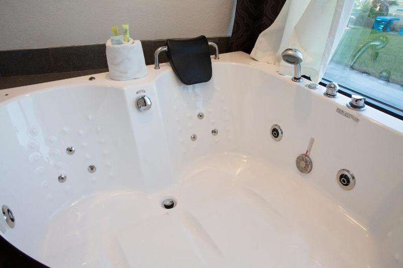 King Room with Spa Bath - Ocean Front  image 3