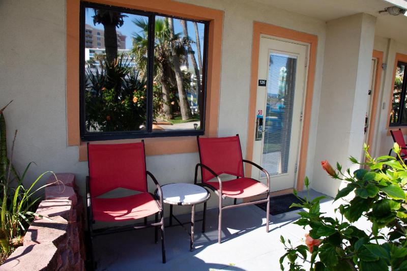 King Room with Courtyard View image 3