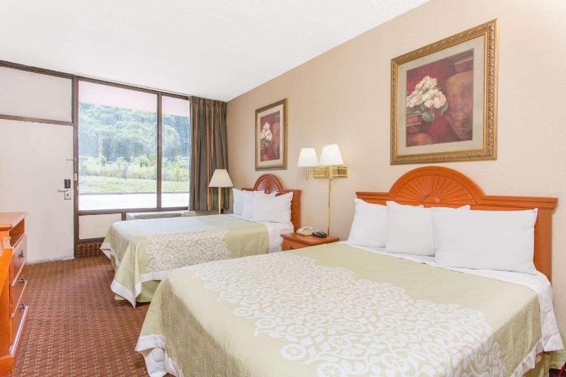 Queen Room with Two Queen Beds - Smoking image 3