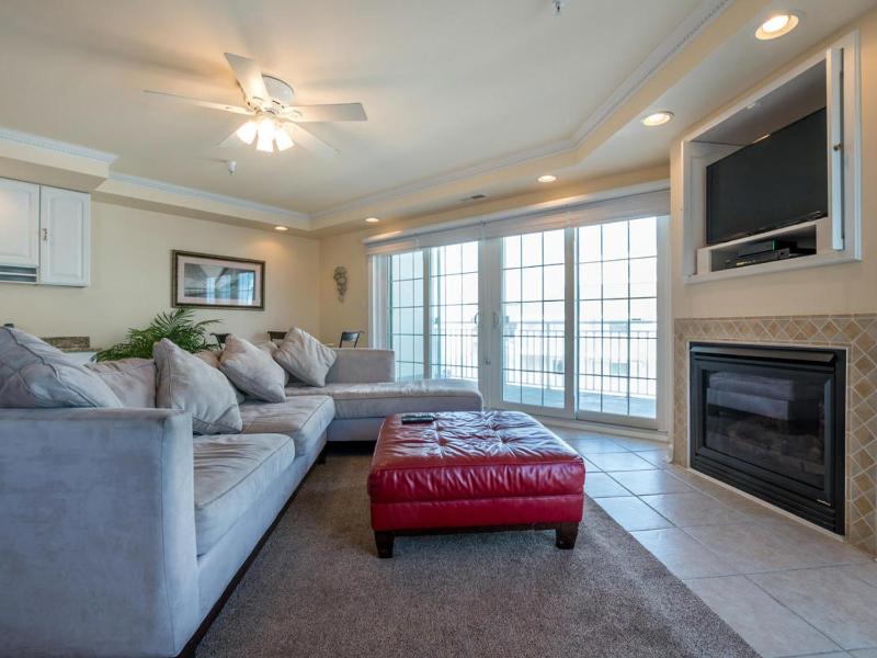 Three Bedroom Apartment image 1