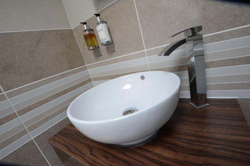 Super King or Twin Room with Bath - Dog Friendly image 4