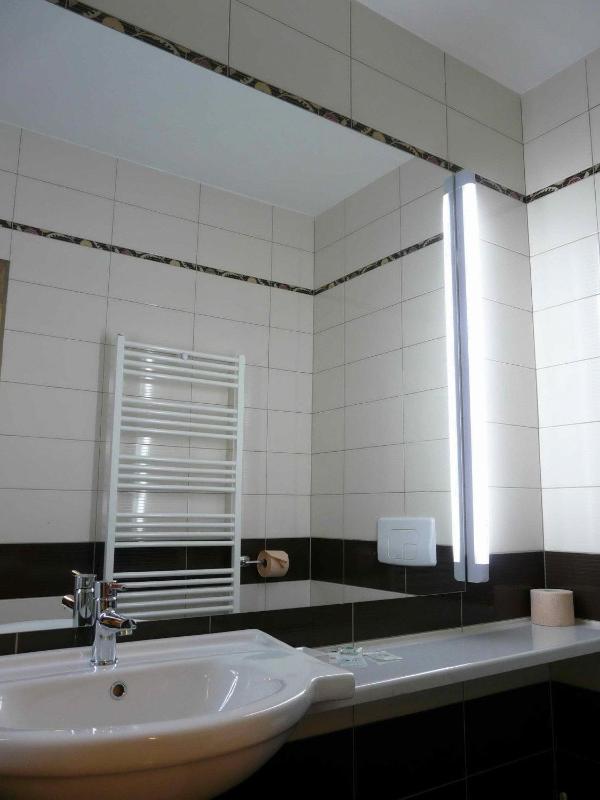 Double or Twin Room image 4
