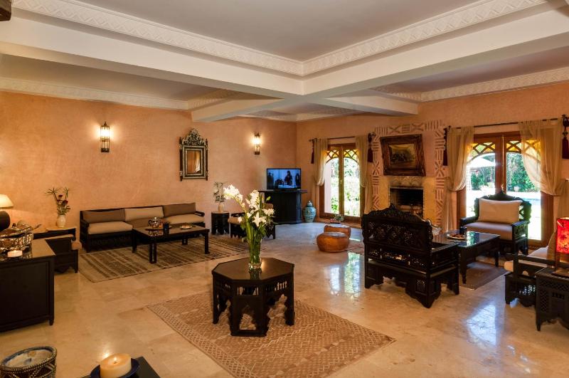 Charming villa in the heart of Marrakech palm grove - image 9