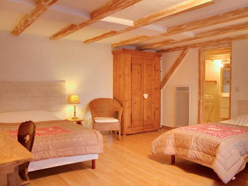 Quadruple Room with Private Bathroom image 3