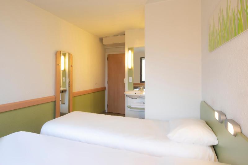 Twin Room image 2