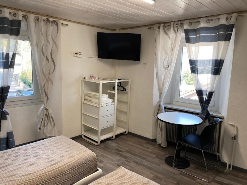 Twin Room with Private External Bathroom image 3