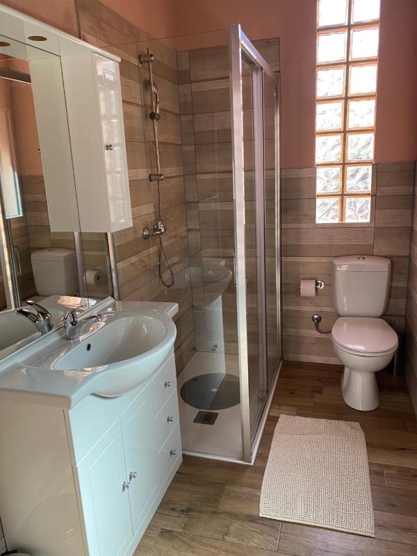 Twin Room with Private External Bathroom image 2