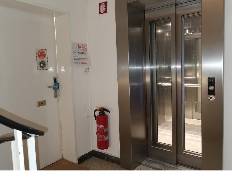 Standard Twin Room with Shared Bathroom image 4