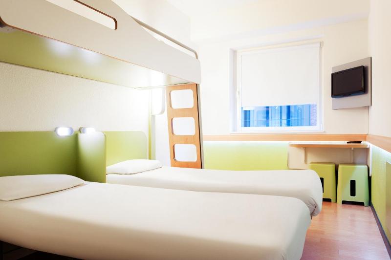 Standard Double Room with Two Single Beds and One Bunk Bed image 2