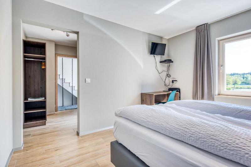 Double or Twin Room with Lake View image 4