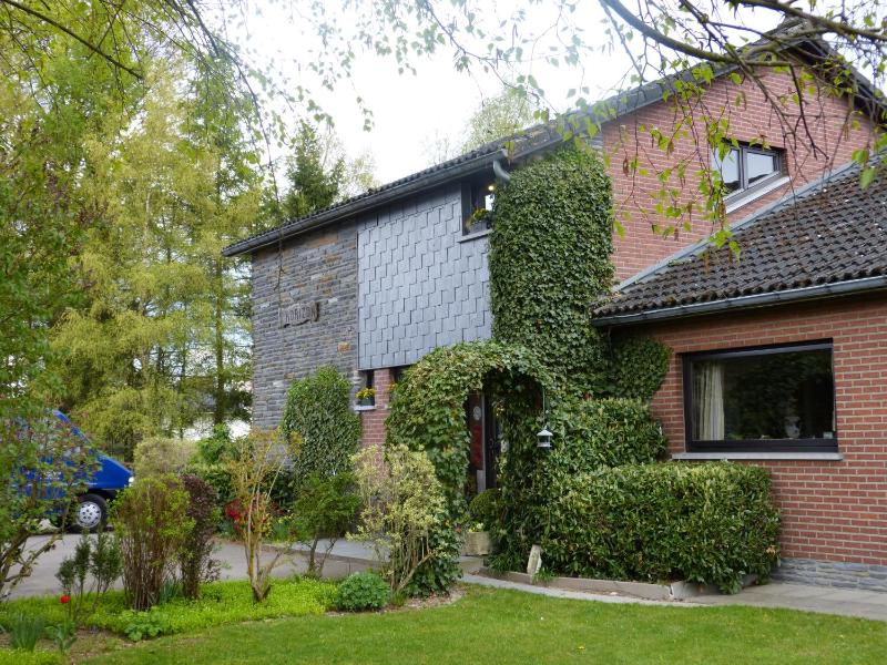 Twin Room with Garden View image 4