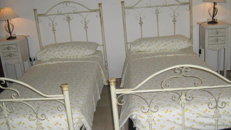Budget Twin Room image 3