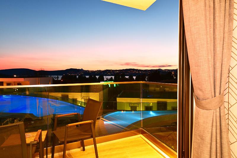Two Bedroom Apartment with Seaview image 4