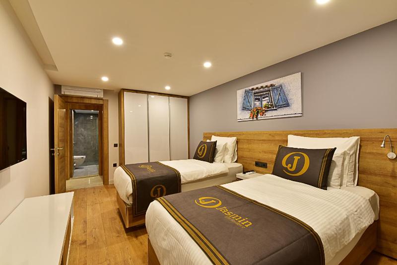 Three Bedroom Apartment with Pool View  image 4