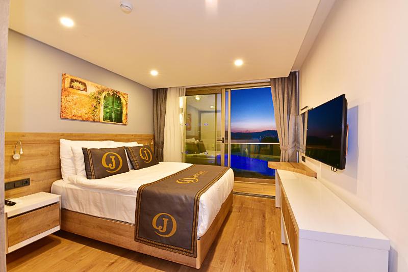 Two Bedroom Apartment with Seaview image 2