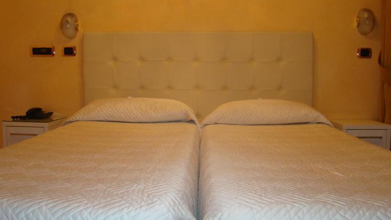 Economy Double Room image 3