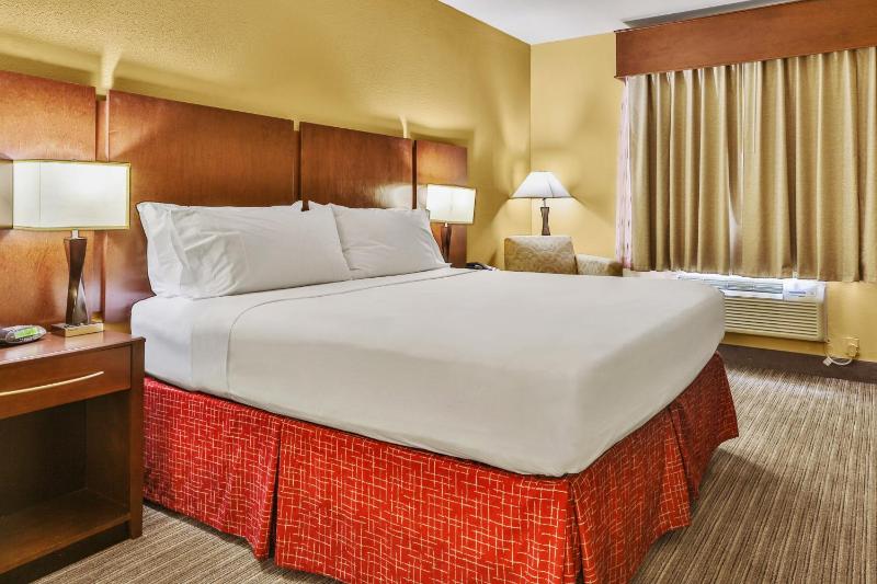 Standard King Room image 2