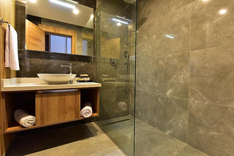 Two-Bedroom Apartment with Garden or Pool View image 2