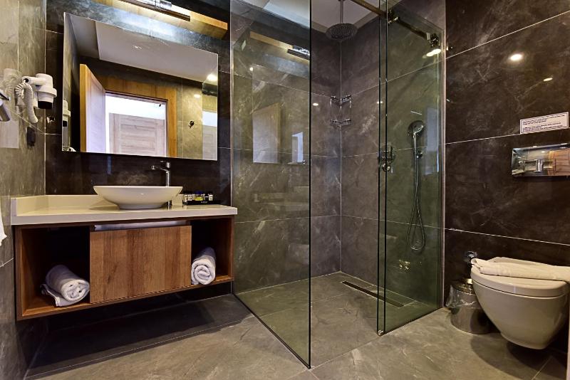 Two-Bedroom Apartment with Garden or Pool View image 3