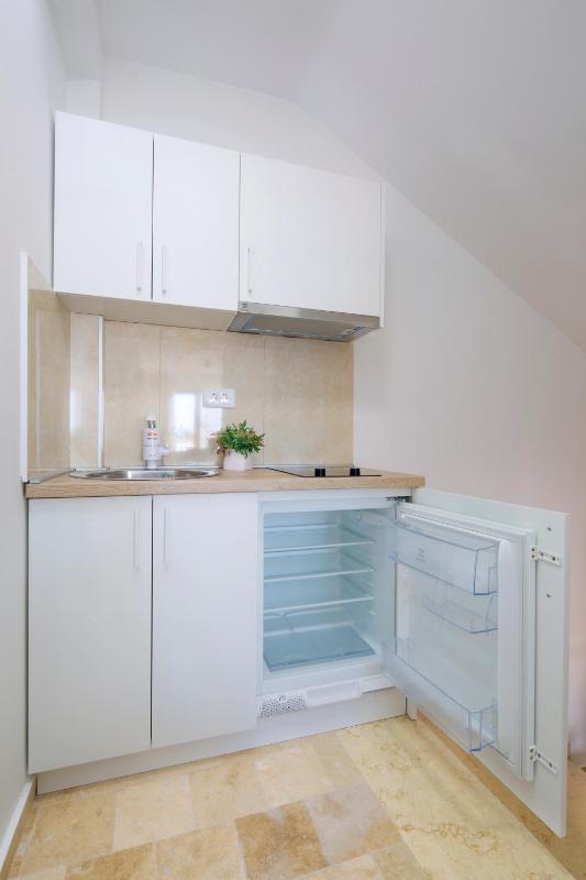 Studio Apartment with Sea View image 4