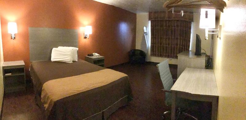 Queen Room - Non-Smoking image 2