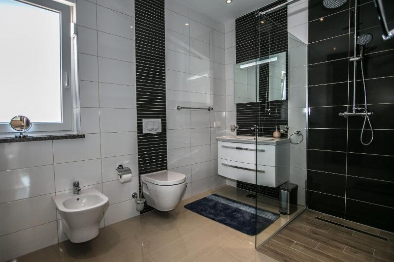 Three-Bedroom Holiday Home  image 2