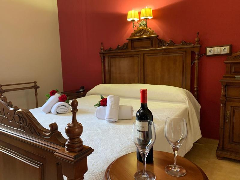 Double or Twin Room image 3
